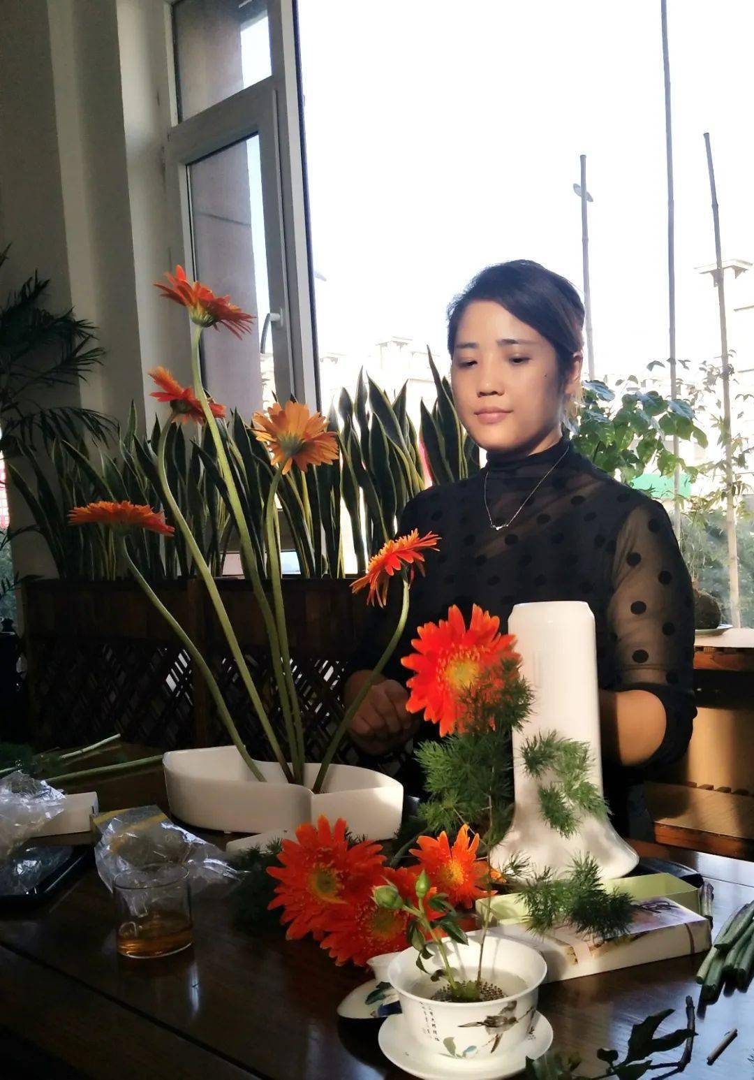 撷把花儿,来插花