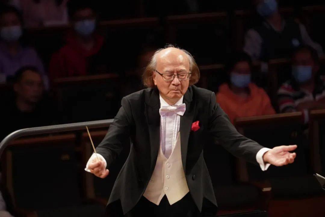 晚,新时代集团旗下苏州交响乐团在音乐总监,著名指挥家陈燮阳的率领下