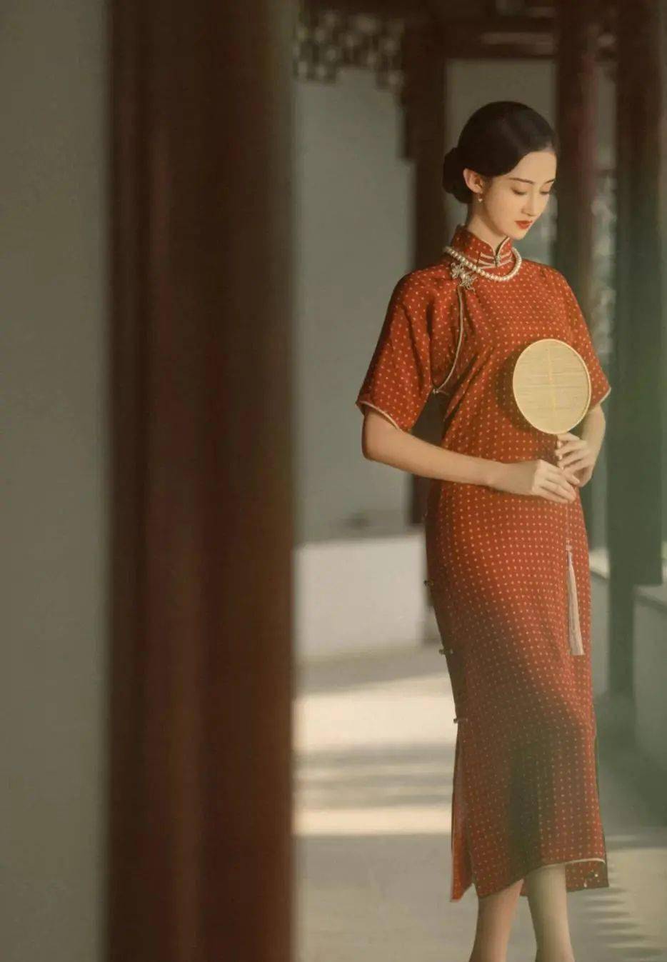 抛弃t恤牛仔裤,旗袍温柔又优雅,女生们值得一试