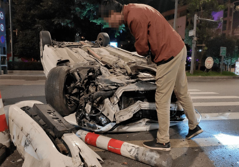 現場慘烈!自貢丹桂大街發生一起車禍,轎車底朝天,撞得稀巴爛!