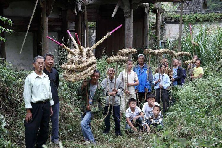 每年的秋收,祁门县闪里镇桃源村的村民都要扎草龙,舞草龙,以此