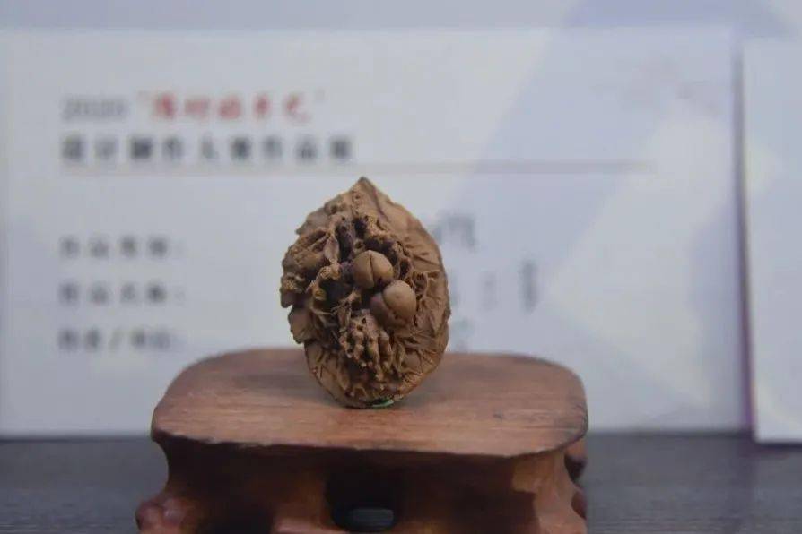 惊绝!潍坊顶级核雕作品亮相,一颗颗桃核居然能雕成这样!-搜狐大视野-搜狐新闻