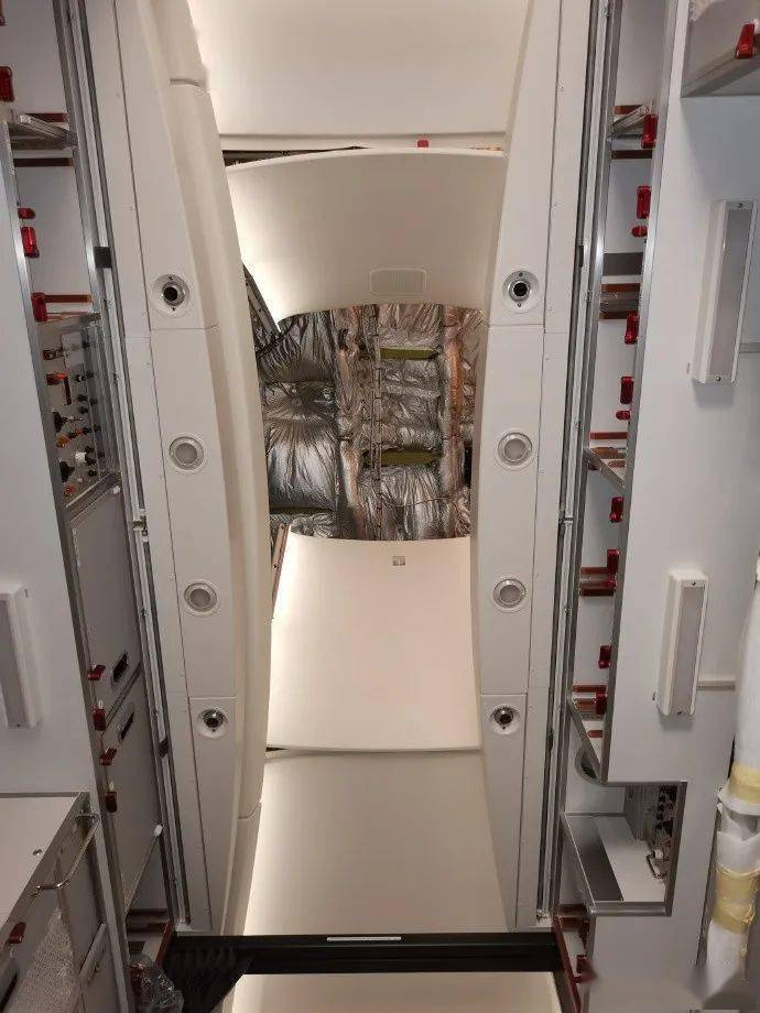 飞机客舱四周的隔板里有些什么呢