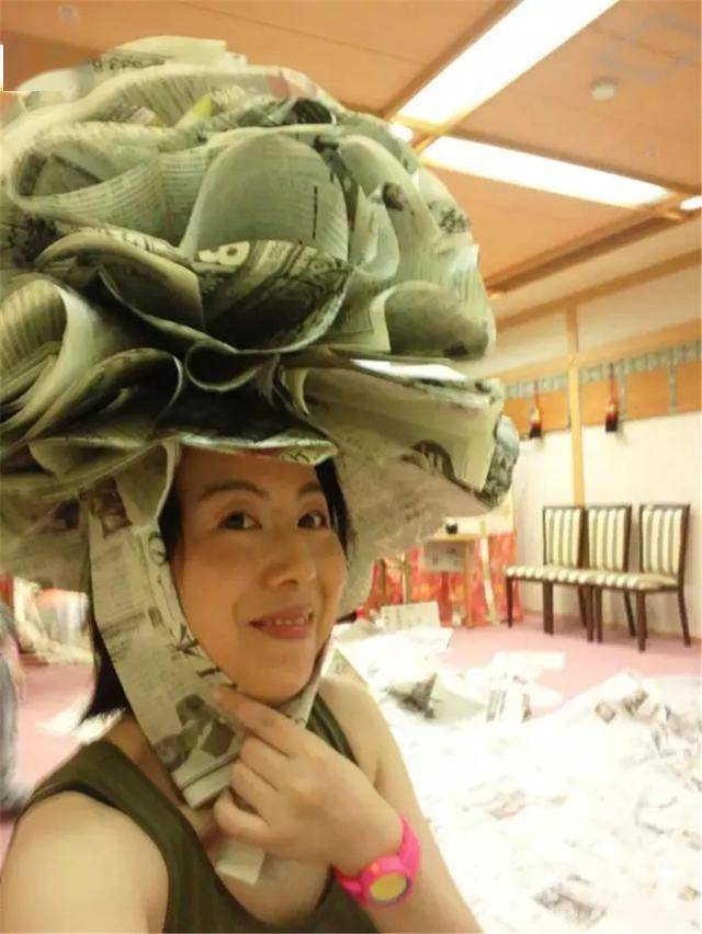 日本女子花18年用报纸做5千件衣服最长裙子得用威亚吊起
