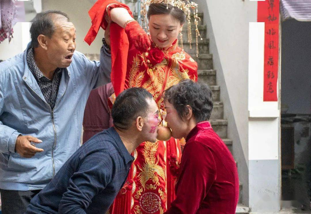 民俗婚礼抢苹果