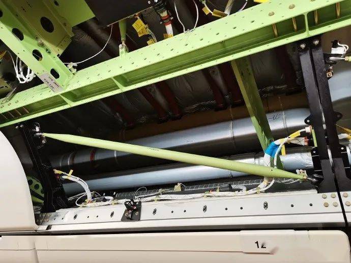 飞机客舱四周的隔板里有些什么呢?