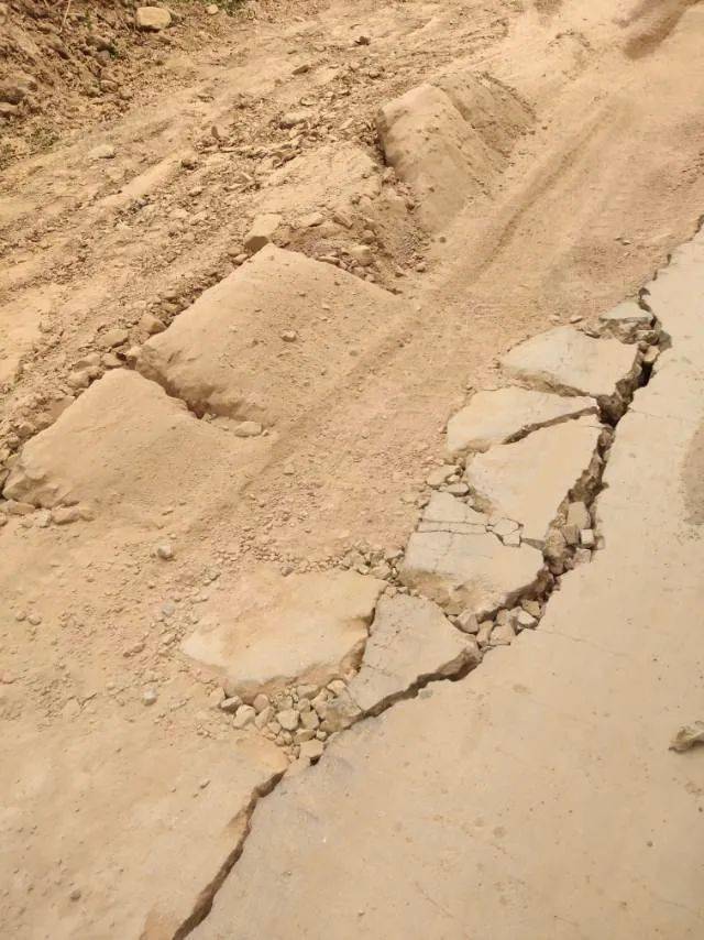 鄂州还有这破的路超载货车压垮路面漫天灰尘