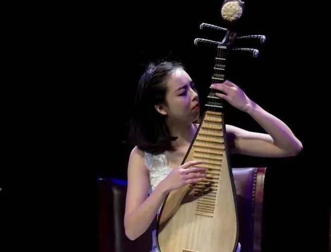 荣获"青乐杯"香港国际琵琶大赛优秀奖.