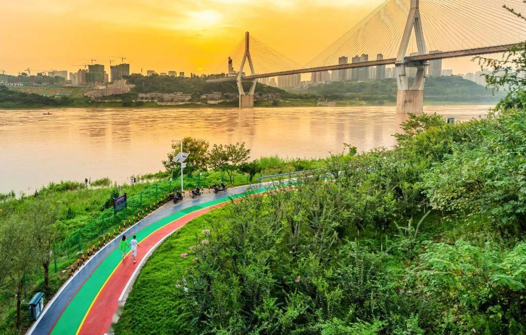 巴滨路还有梅沁绿洲,阳春湿地等 原生公园 以及多个亲水平台 是一家人