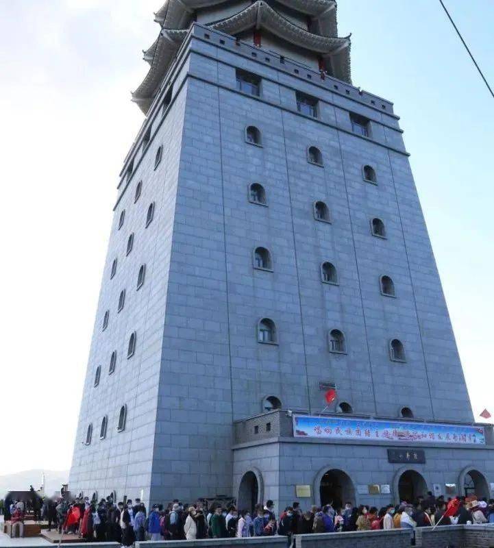 10月6日,天高雲淡,鳥鳴山幽,遊客在防川龍虎閣門前排成長龍,依次登上