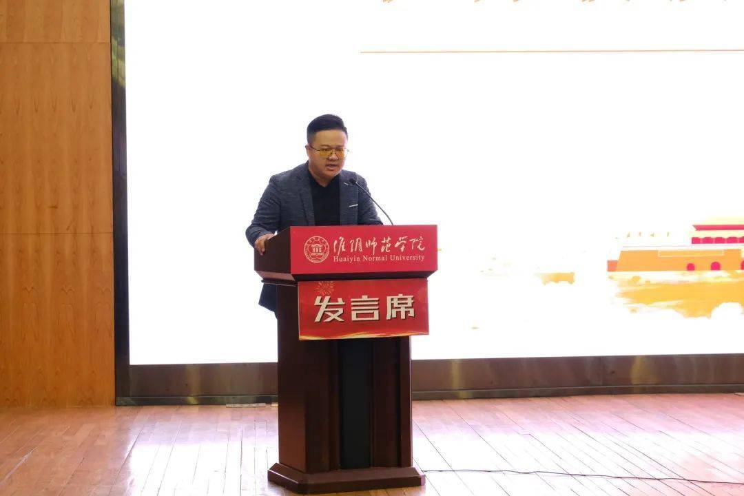 优秀校友代表发言传媒学院广告学专业的教师奚路阳作为教师代表发言