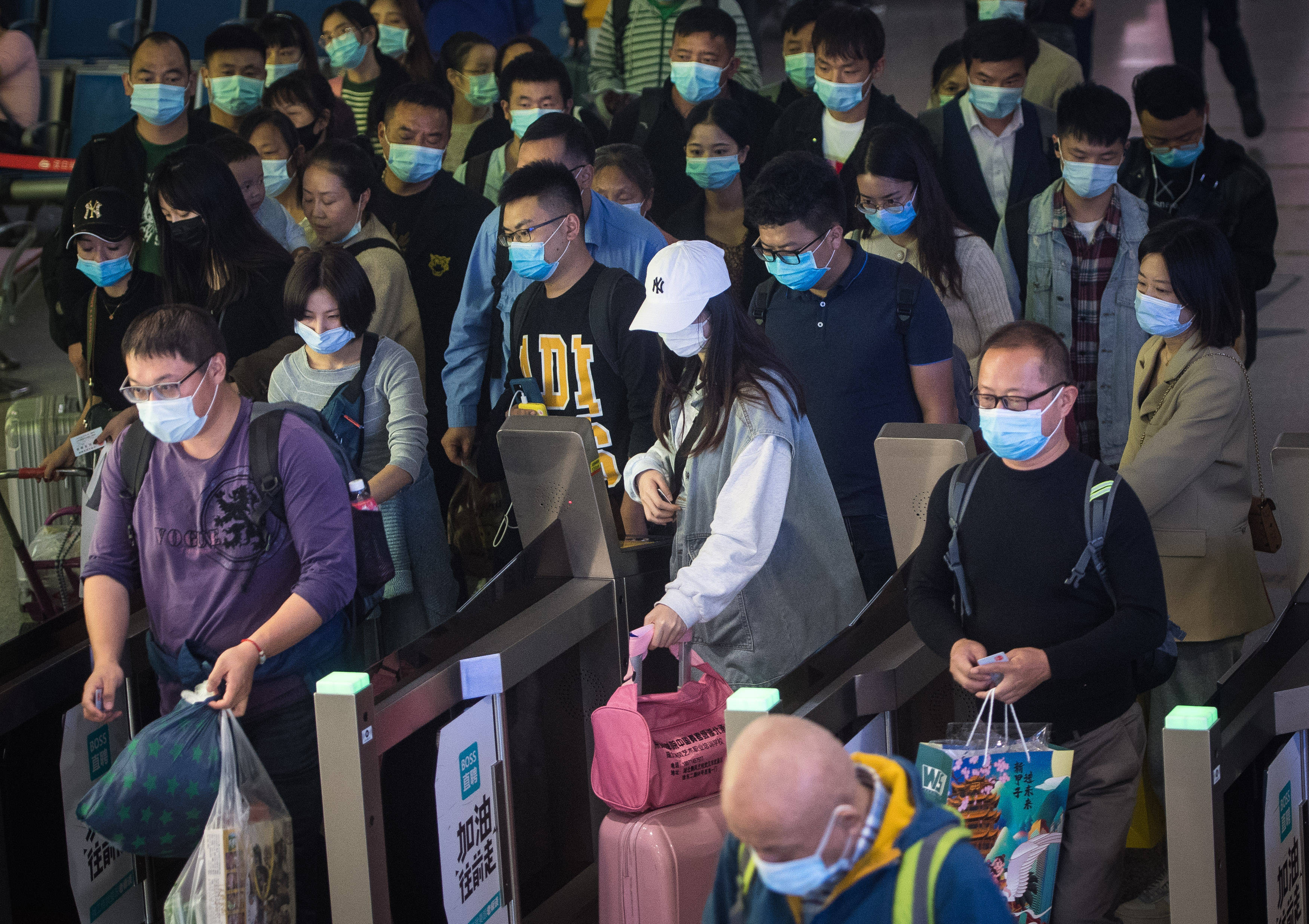 10月8日,在汉口火车站,旅客通过闸机进站