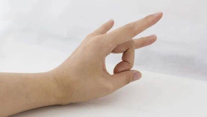 "弹指功"非常简单,可以每天中午用双手拇指扣住中指用力弹出去,反复