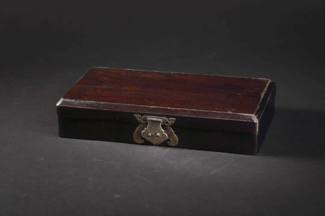 11 清 青花瑞兽图橄榄尊 h23cm45 清 紫檀文具盒 l14cm w8.5cm h7.