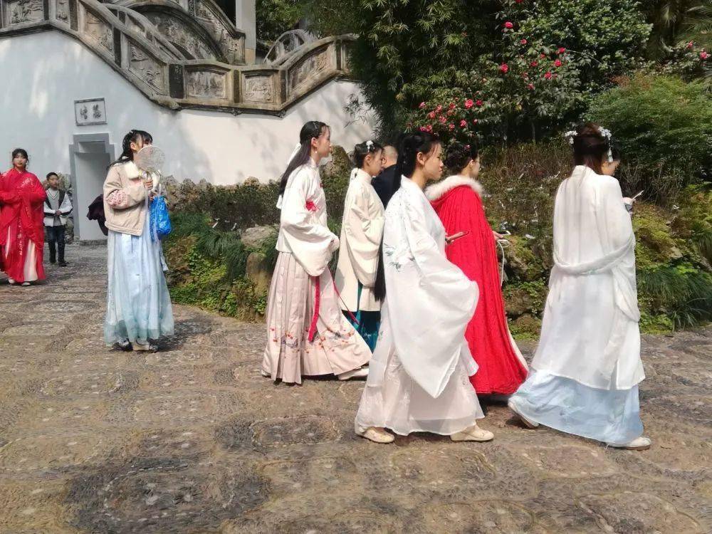 同袍观点四川被誉为汉服第一城穿汉服上街已是常态