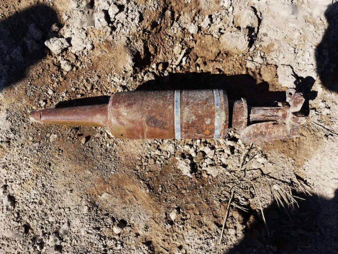 耕地发现"铁疙瘩",洮南警方妥善处置废旧炮弹!