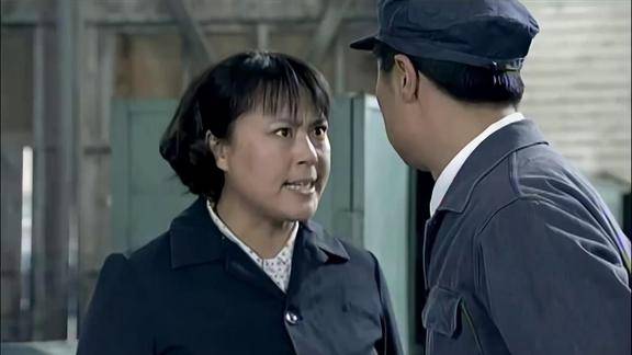 金婚大庄在厂里招猫逗狗不料被庄嫂发现了庄嫂上去就是一脚