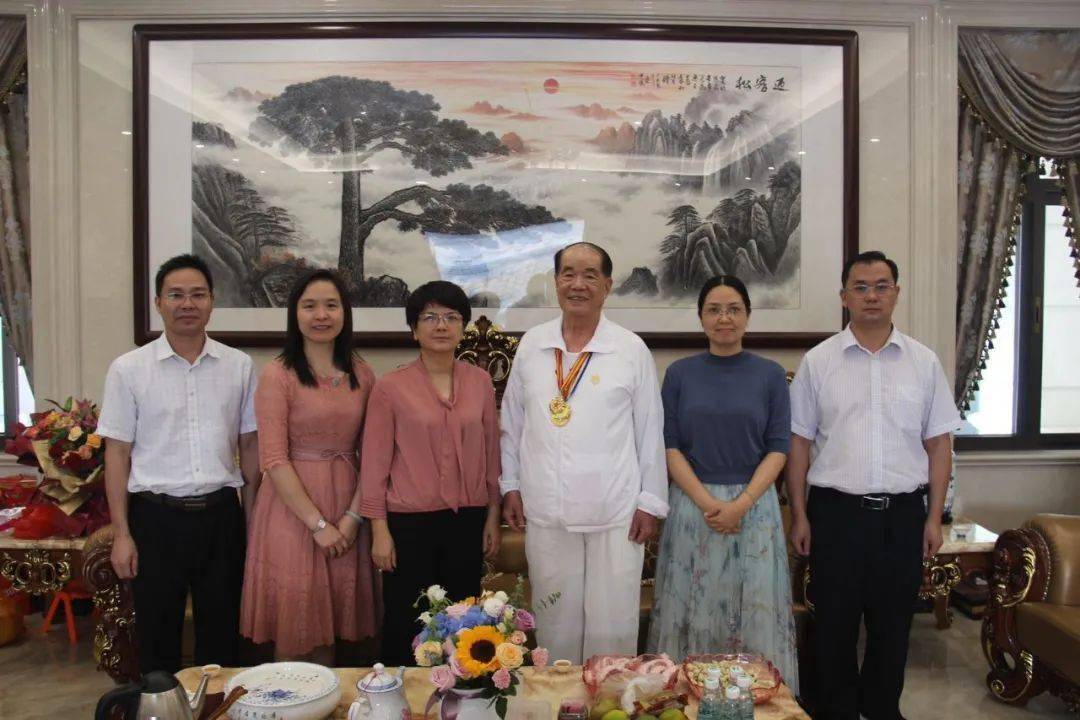 深圳凯南房地产开发有限公司董事长许应裘先生,对许老先生及其家人送