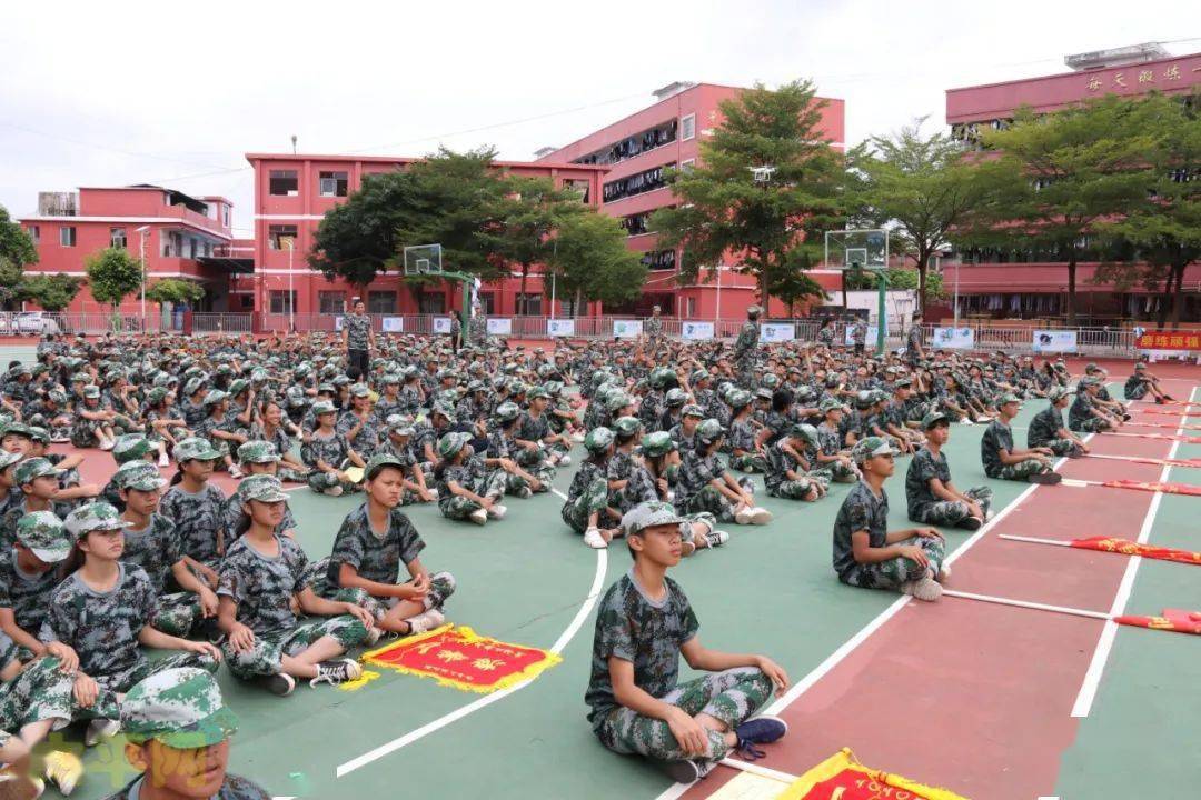 藤县第二中学举行2020年新生军训大汇演附各班大合照