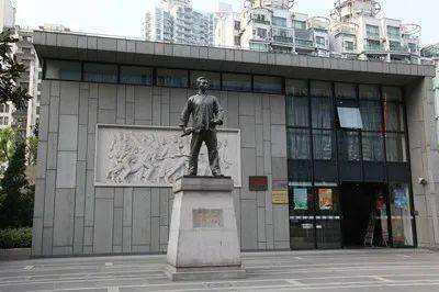 由上海油画雕塑院设计制作,纪念馆正面墙上还镶嵌着纪念五卅运动的