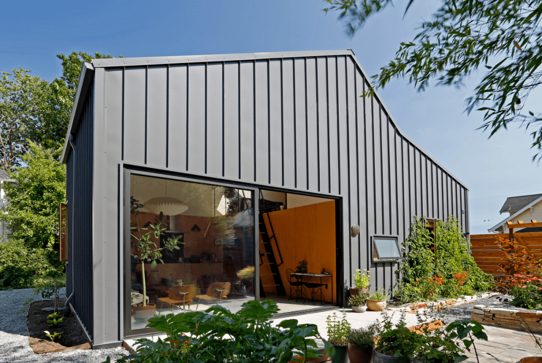 外部坚硬里面柔软的铁皮屋又酷又温暖