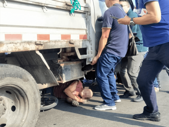 生死救援!象山一男子被撞後捲入車底,眾人合力抬車救人