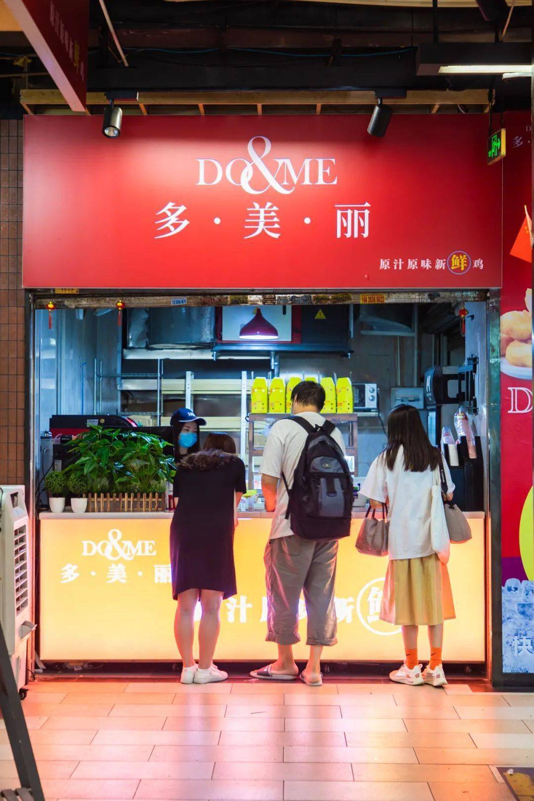 老广的炸鸡,除了麦当劳跟kfc,当然还有广州的本土洋快餐店——多美丽.