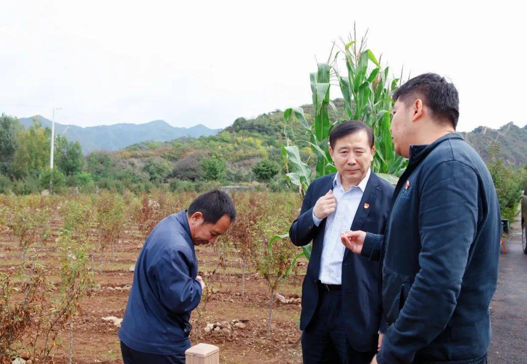 孟卫东一行首先来到北沟村两户困难群众家中慰问,并详细询问困难群众