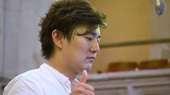 这个广州仔北大毕业后成为中国第一位假声男高音歌唱家