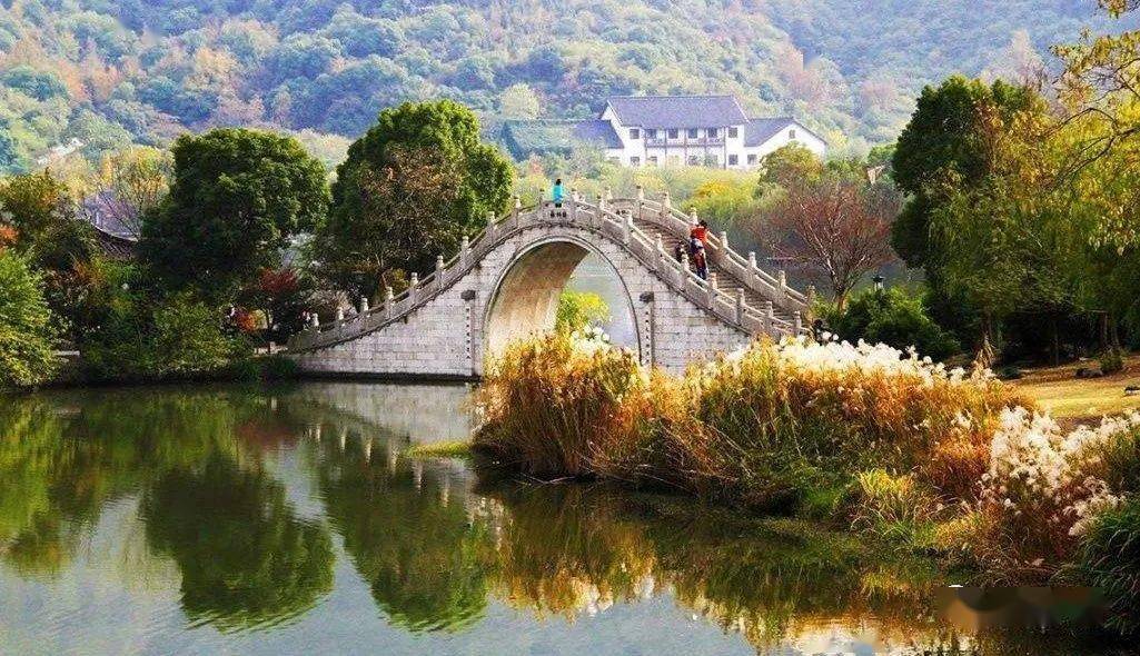 湘湖有湘湖八景,分別是:城山懷古,覽亭眺遠,先照晨曦,跨湖夜月,楊岐