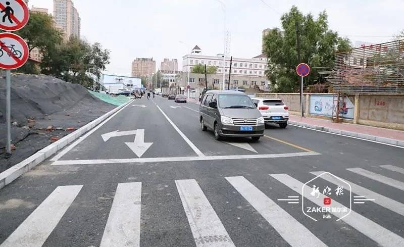 前菜库街道路狭窄坑洼不平,改造后的菜库街(城乡路一侧)为双向三车道