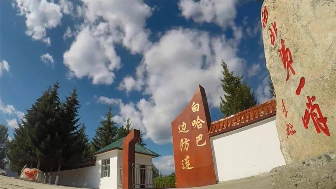 江山如画!边防战士策马巡逻秋日白哈巴