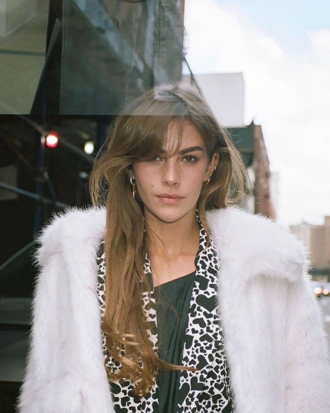 女模特巴黎时装周看秀走红,风格复古宛若九十年代超级名模!