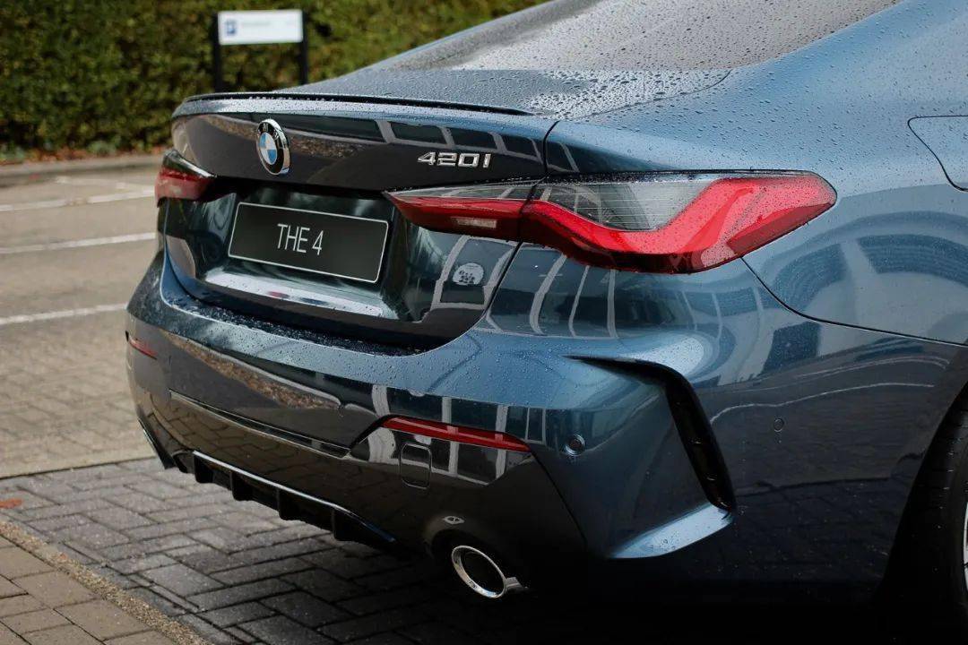 阴天实拍极速蓝全新宝马4系,完美展现4系优雅身姿!