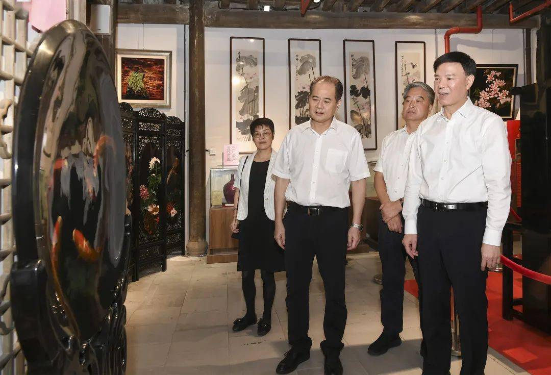 省人大常委会委员杨益民,陈青文,卢厚实等参加调研.