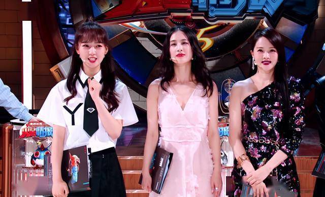 她是《火星情报局》最美女观众,坐在秦牛正威身后,气场强大