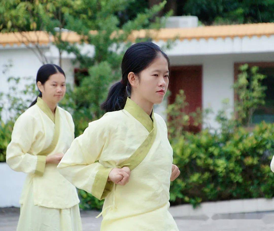 为期两天的内训,老师们一起晨读,晨练,晨礼(早晨给孔夫子行礼),一起