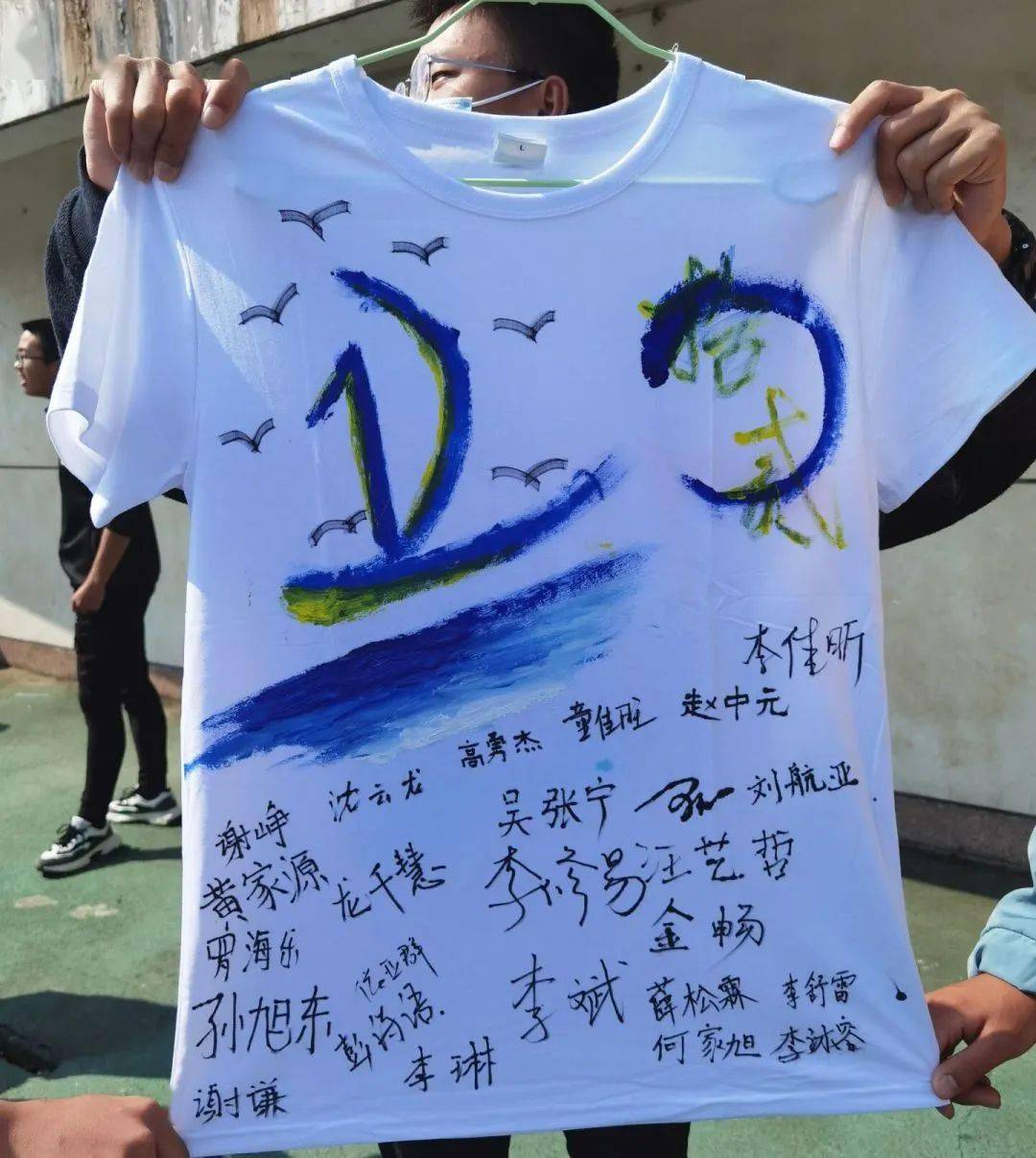 青春正当时手绘珞珈志记2020级素质拓展之班服手绘活动