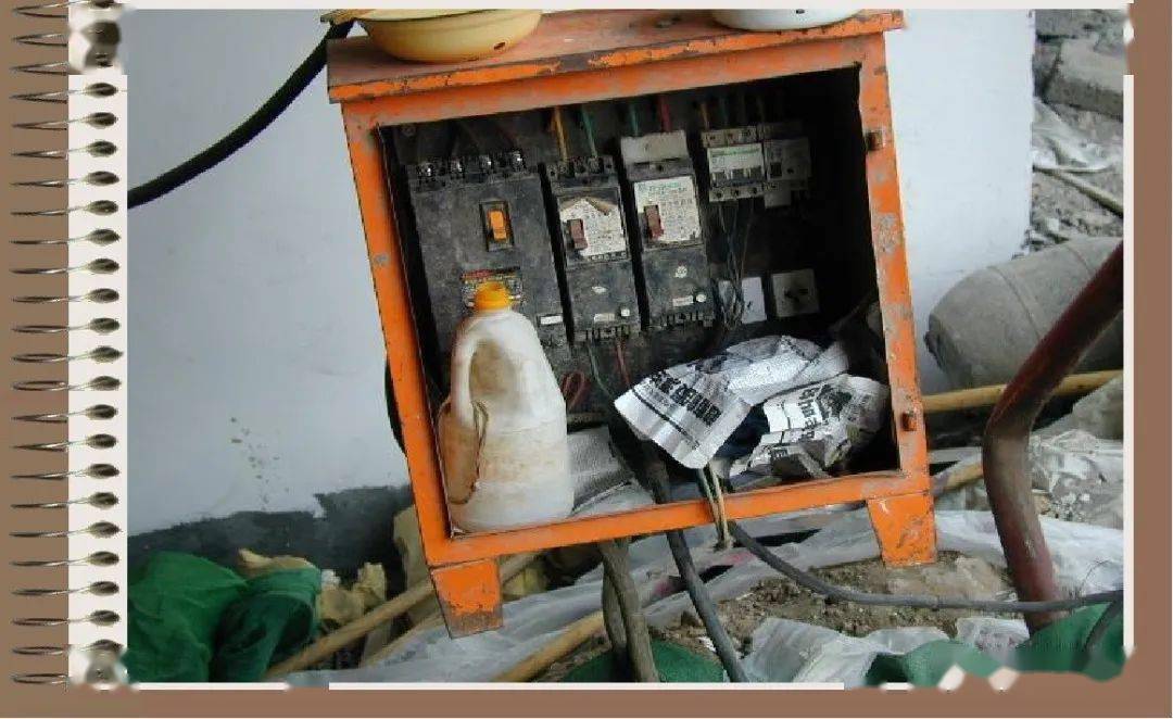 图示电工作业现场安全隐患网友这么多安全隐患不出事故才怪