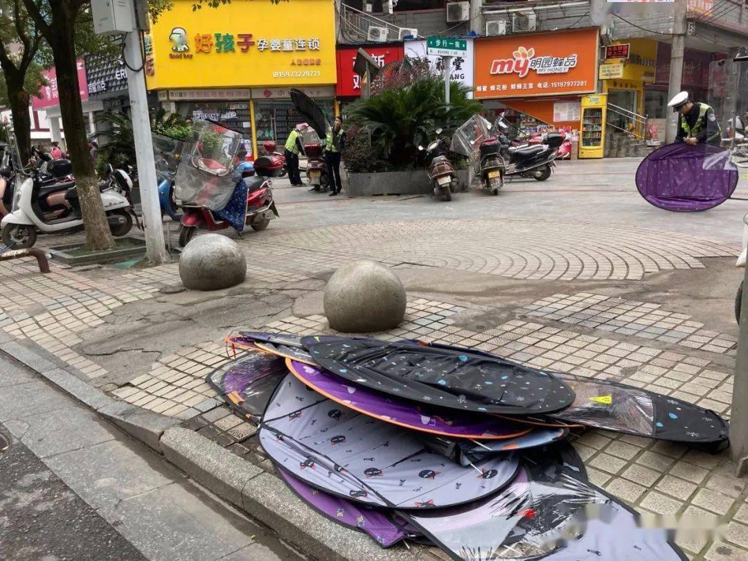 颳風下雨等惡劣天氣,由於增大了行駛阻力,車輛的穩定性會受到很大影響