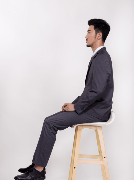 正坐位——所谓正襟危坐,臀部坐在椅子的一半到三分之一处,椅子的高度