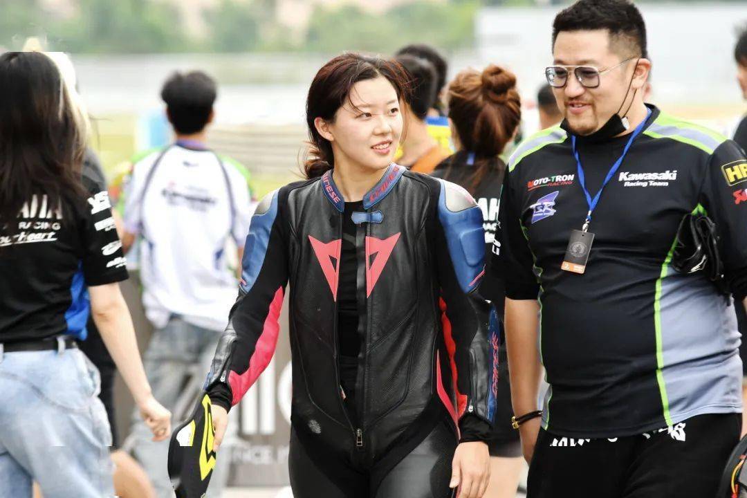 下面的图片,依次分别为 38 号车的谭燕杰(a5 组),8 号车的陈丹丹(a2