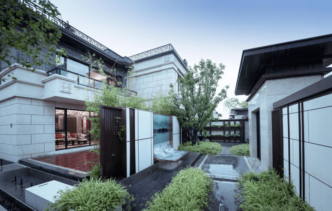 棋盘山板块内在售项目以洋房,叠拼,别墅,合院等品质改善项目为主,其中