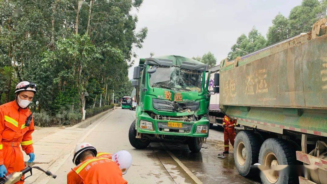 渣土车追尾司机被困福清消防巧用破拆工具成功处置