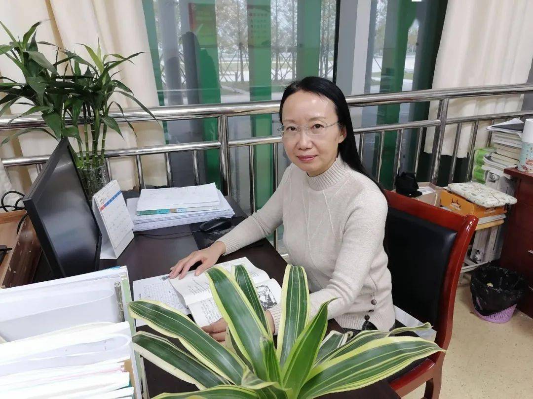 锐意进取,不断超越姜琼,语文教师,从教32年,高级讲师职称,在音乐学校