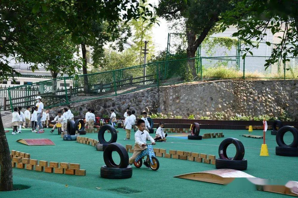 华东师范大学郭力平教授莅临云和县实验幼儿园观摩指导