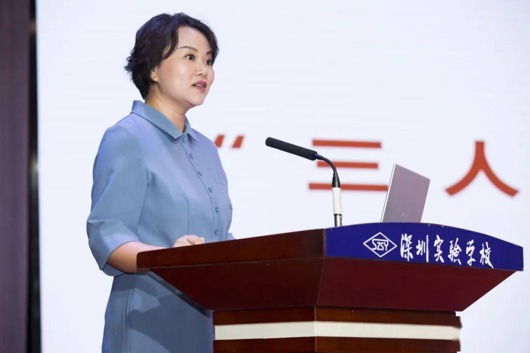 教学负责人唐丽华副园长向家长们介绍了我园的课程,未来我们将秉承