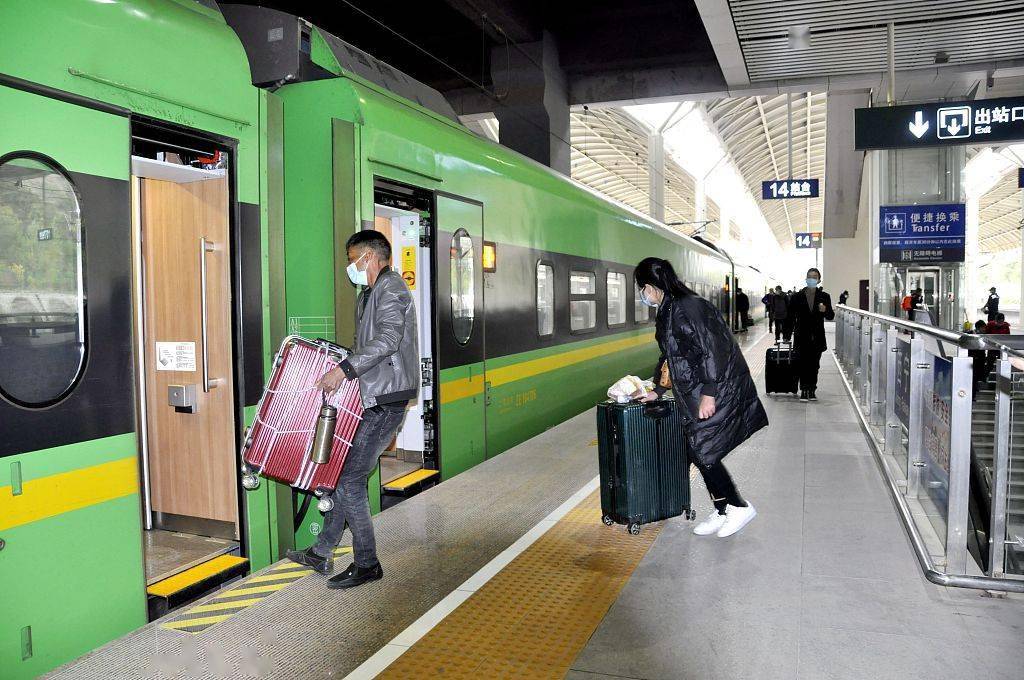 "绿巨人"动车西宁至重庆北迎来首趟运行