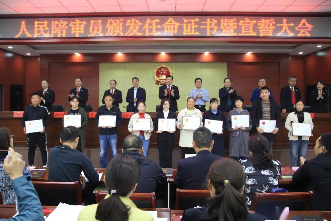 人大法工委主任高献忠宣读人民陪审员任命决定2020年10月11日,辉县市