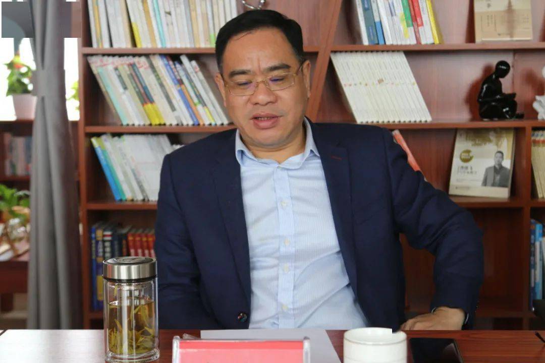 "师傅,请喝茶,今后还请师傅多多指导